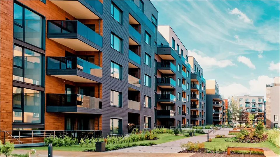 Moderne boligblokk med balkonger